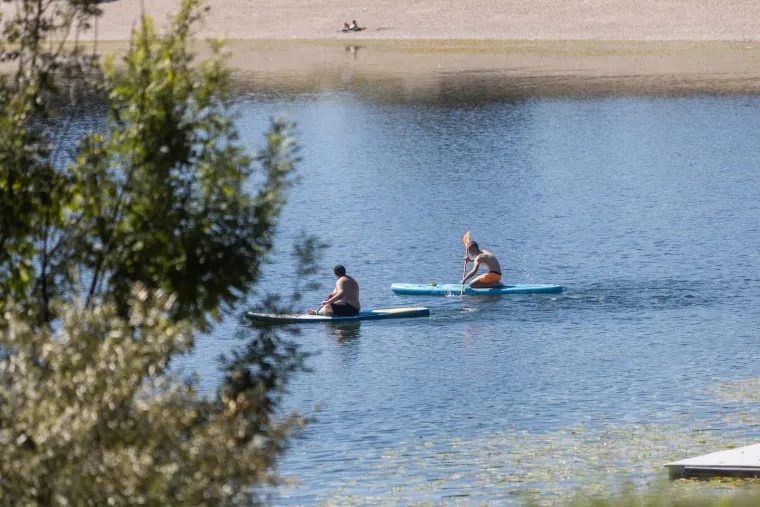 Jarunske plaže pune, a miris ro&scaron;tilja je u zraku: Evo kako Zagrepčani uživaju u slobodnom danu