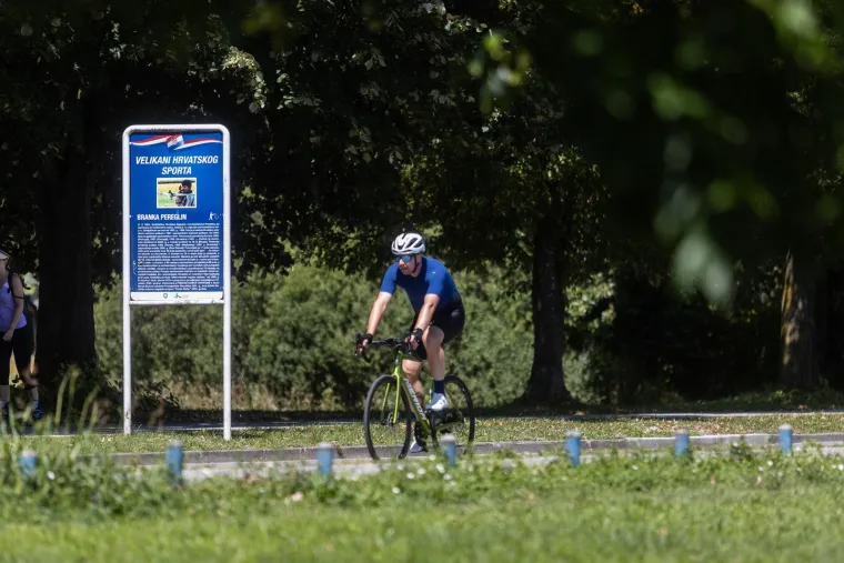 Jarunske plaže pune, a miris ro&scaron;tilja je u zraku: Evo kako Zagrepčani uživaju u slobodnom danu