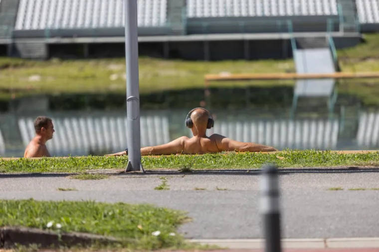 Jarunske plaže pune, a miris ro&scaron;tilja je u zraku: Evo kako Zagrepčani uživaju u slobodnom danu