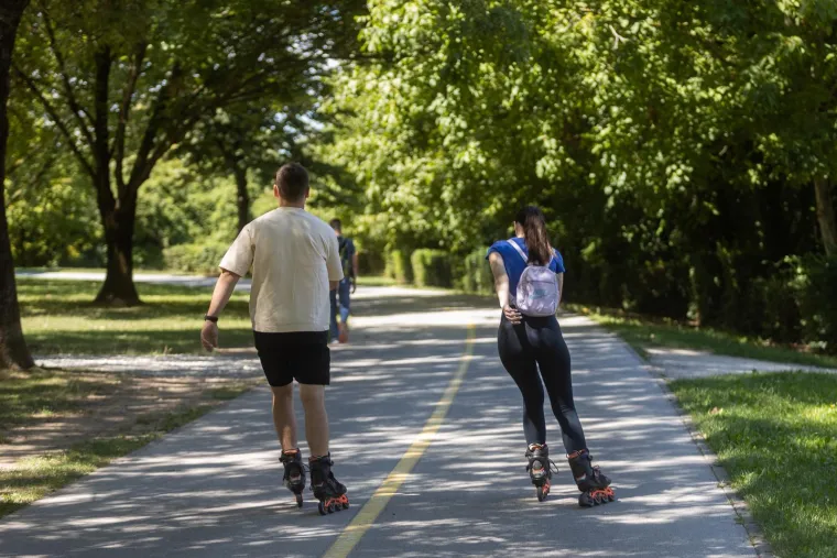 Jarunske plaže pune, a miris ro&scaron;tilja je u zraku: Evo kako Zagrepčani uživaju u slobodnom danu