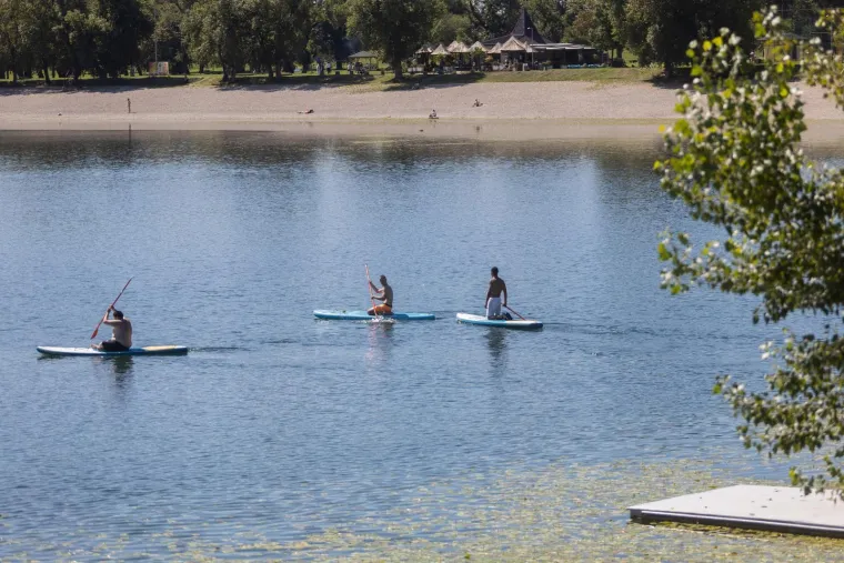 Jarunske plaže pune, a miris ro&scaron;tilja je u zraku: Evo kako Zagrepčani uživaju u slobodnom danu
