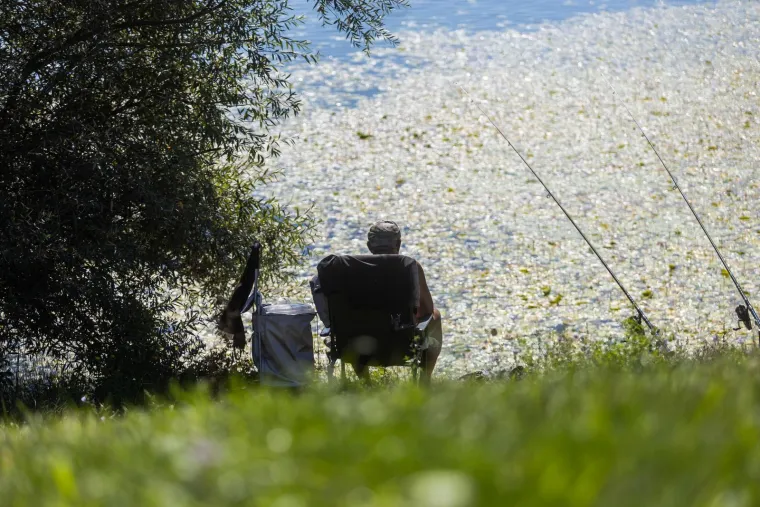 Jarunske plaže pune, a miris ro&scaron;tilja je u zraku: Evo kako Zagrepčani uživaju u slobodnom danu