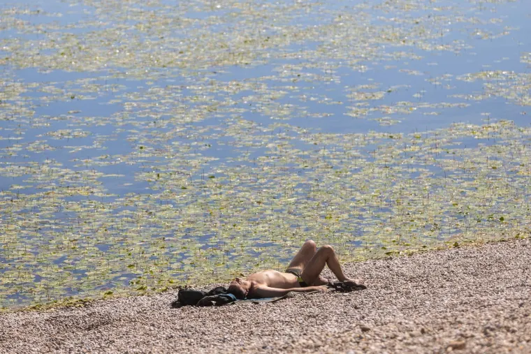 Jarunske plaže pune, a miris ro&scaron;tilja je u zraku: Evo kako Zagrepčani uživaju u slobodnom danu