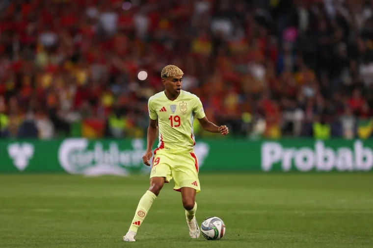 Yamal uhvaćen na plaži sa slavnom pjevačicom: 'Bili su prilično intimni i otišli zajedno'