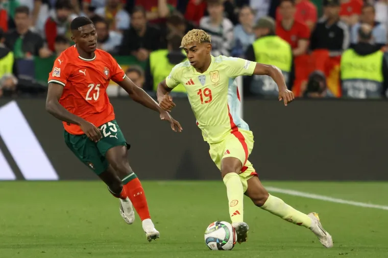 Yamal uhvaćen na plaži sa slavnom pjevačicom: 'Bili su prilično intimni i otišli zajedno'