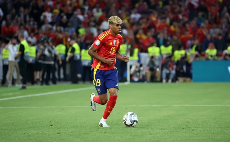 Yamal uhvaćen na plaži sa slavnom pjevačicom: 'Bili su prilično intimni i otišli zajedno'