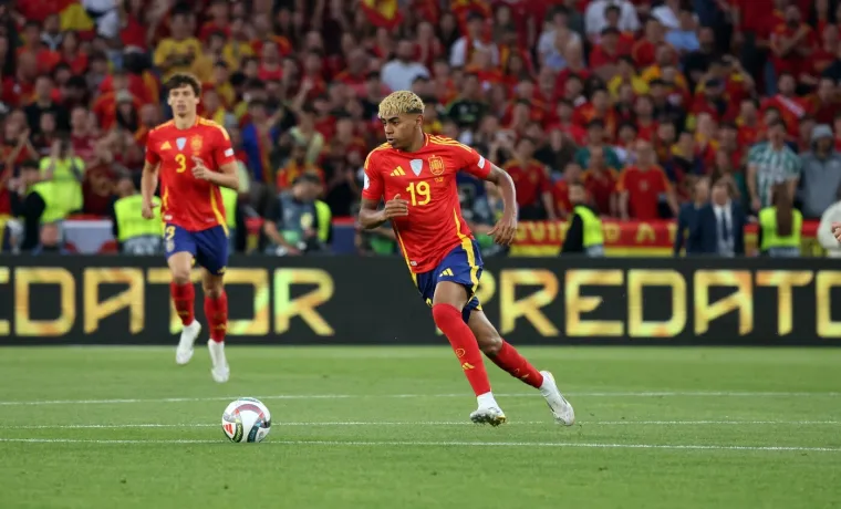 Yamal uhvaćen na plaži sa slavnom pjevačicom: 'Bili su prilično intimni i otišli zajedno'