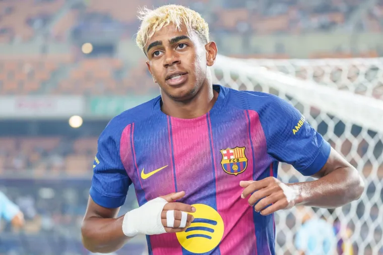 Yamal uhvaćen na plaži sa slavnom pjevačicom: 'Bili su prilično intimni i otišli zajedno'