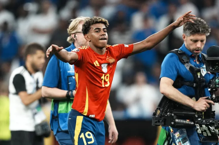 Yamal uhvaćen na plaži sa slavnom pjevačicom: 'Bili su prilično intimni i oti&scaron;li zajedno'