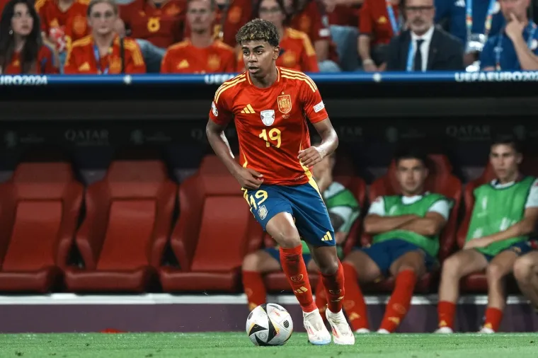 Yamal uhvaćen na plaži sa slavnom pjevačicom: 'Bili su prilično intimni i oti&scaron;li zajedno'