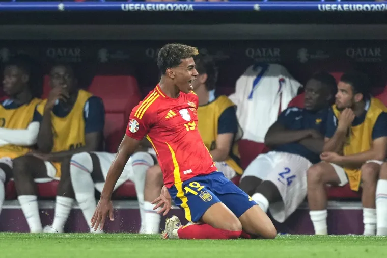 Yamal uhvaćen na plaži sa slavnom pjevačicom: 'Bili su prilično intimni i oti&scaron;li zajedno'