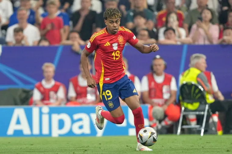 Yamal uhvaćen na plaži sa slavnom pjevačicom: 'Bili su prilično intimni i oti&scaron;li zajedno'