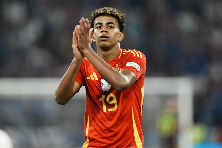 Yamal uhvaćen na plaži sa slavnom pjevačicom: 'Bili su prilično intimni i oti&scaron;li zajedno'