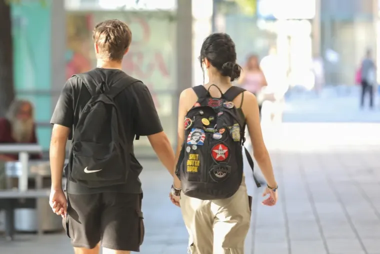 Samozatajnoj dami u tigrastom topu nešto je okupiralo pažnju