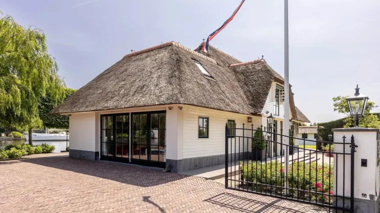 Ova luksuzna vila izgleda kao iz bajke: U uredu skriva nešto nevjerojatno, a vrijedi kao suho zlato