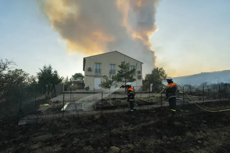 Gori turistička velesila! Sablasni prizori s plaže, vatrena apokalipsa guta sve pred sobom