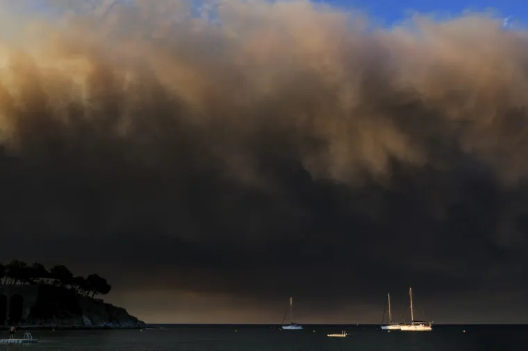 Gori turistička velesila! Sablasni prizori s plaže, vatrena apokalipsa guta sve pred sobom