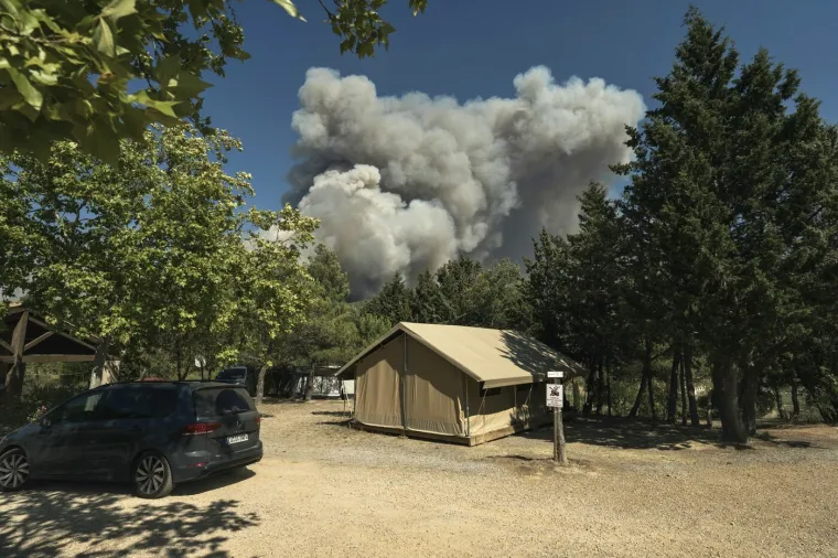 Gori turistička velesila! Sablasni prizori s plaže, vatrena apokalipsa guta sve pred sobom
