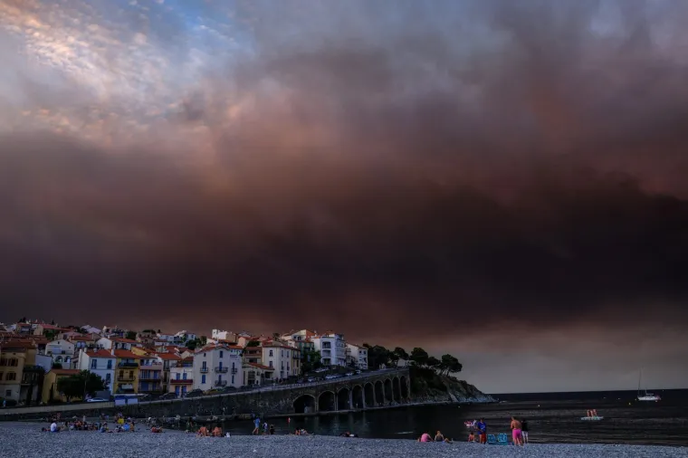 Gori turistička velesila! Sablasni prizori s plaže, vatrena apokalipsa guta sve pred sobom