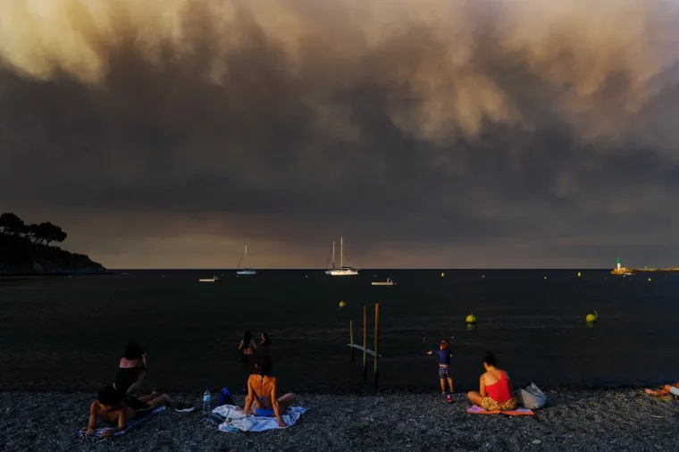 Gori turistička velesila! Sablasni prizori s plaže, vatrena apokalipsa guta sve pred sobom