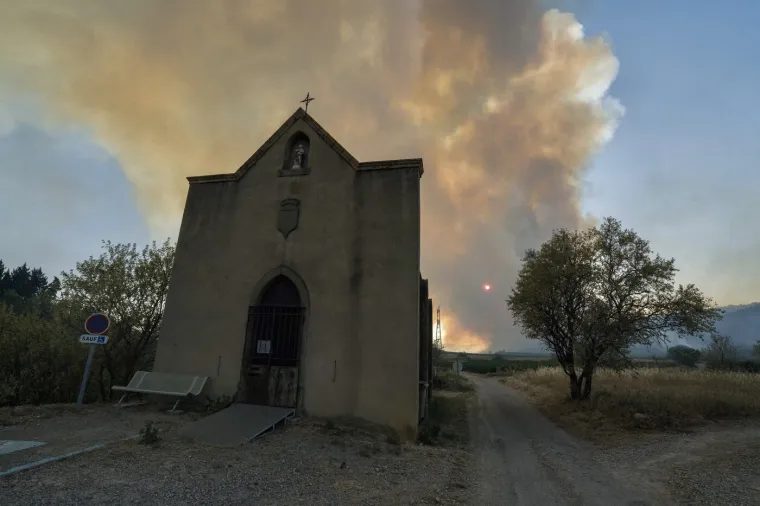 Gori turistička velesila! Sablasni prizori s plaže, vatrena apokalipsa guta sve pred sobom