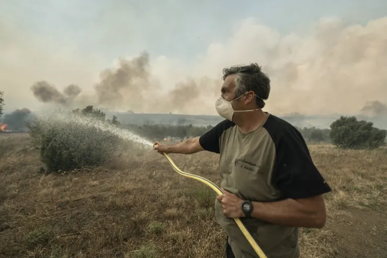 Gori turistička velesila! Sablasni prizori s plaže, vatrena apokalipsa guta sve pred sobom