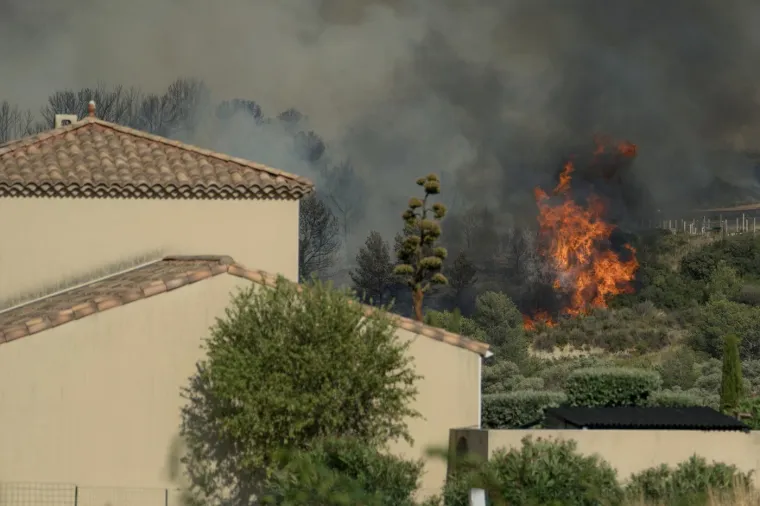 Gori turistička velesila! Sablasni prizori s plaže, vatrena apokalipsa guta sve pred sobom
