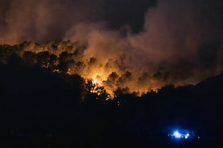 Gori turistička velesila! Sablasni prizori s plaže, vatrena apokalipsa guta sve pred sobom