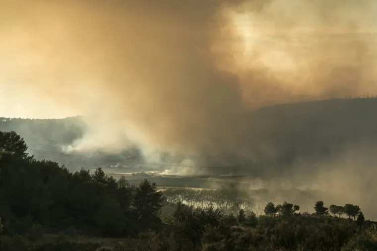 Gori turistička velesila! Sablasni prizori s plaže, vatrena apokalipsa guta sve pred sobom