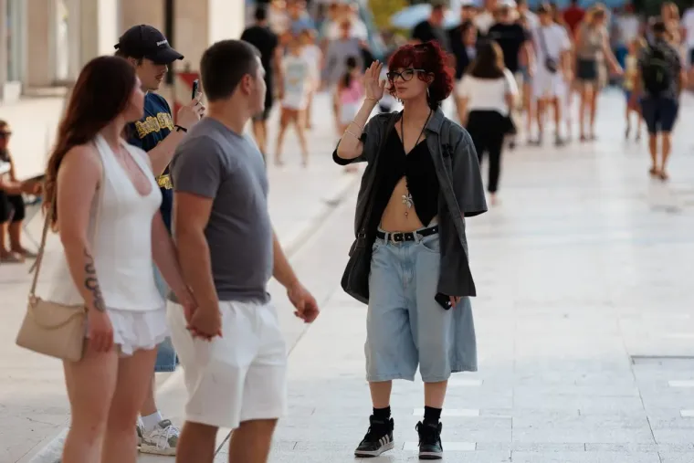 Plavu&scaron;a u mini suknji bila je definicija elegancije u Zadru: Umjesto zalaska sunca, svi gledali nju