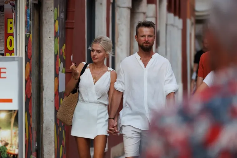 Plavu&scaron;a u mini suknji bila je definicija elegancije u Zadru: Umjesto zalaska sunca, svi gledali nju