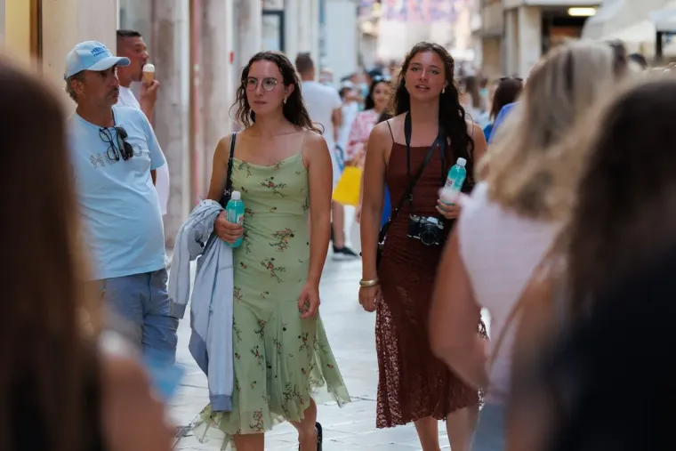 Plavu&scaron;a u mini suknji bila je definicija elegancije u Zadru: Umjesto zalaska sunca, svi gledali nju