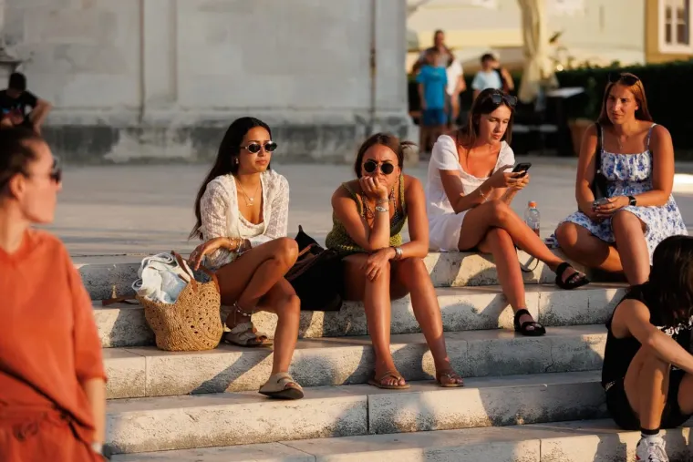 Plavu&scaron;a u mini suknji bila je definicija elegancije u Zadru: Umjesto zalaska sunca, svi gledali nju