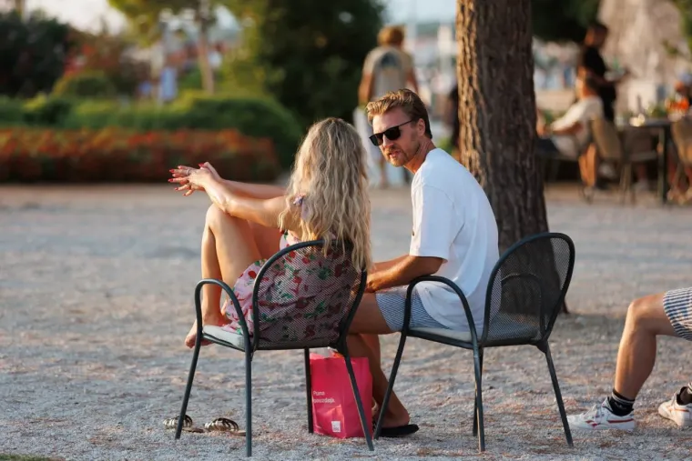 Plavu&scaron;a u mini suknji bila je definicija elegancije u Zadru: Umjesto zalaska sunca, svi gledali nju