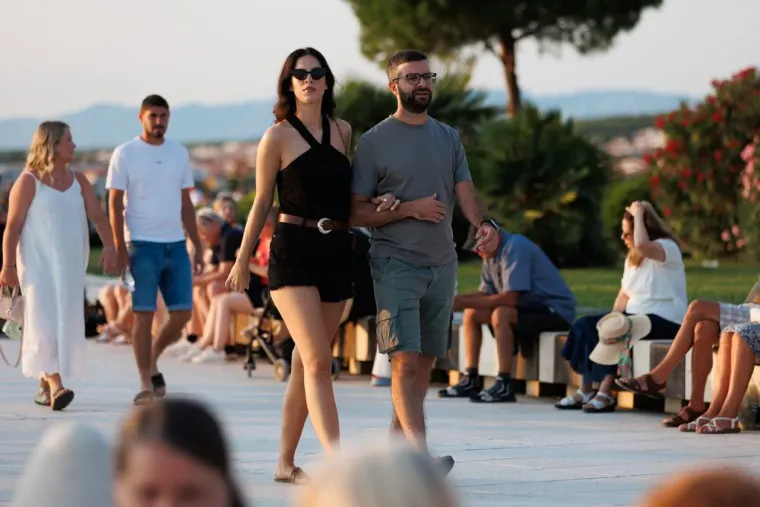 Plavu&scaron;a u mini suknji bila je definicija elegancije u Zadru: Umjesto zalaska sunca, svi gledali nju