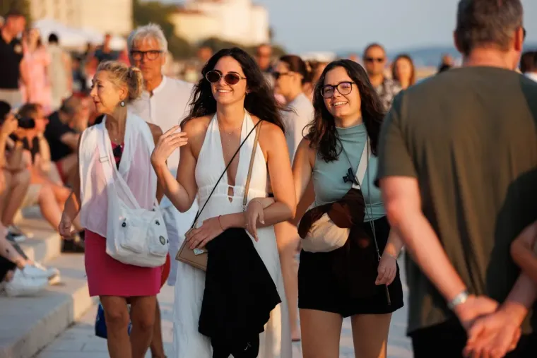 Plavu&scaron;a u mini suknji bila je definicija elegancije u Zadru: Umjesto zalaska sunca, svi gledali nju