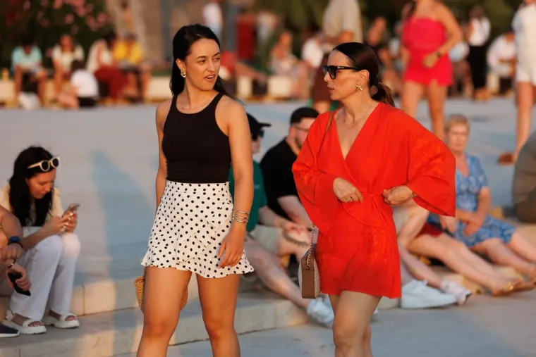 Plavu&scaron;a u mini suknji bila je definicija elegancije u Zadru: Umjesto zalaska sunca, svi gledali nju
