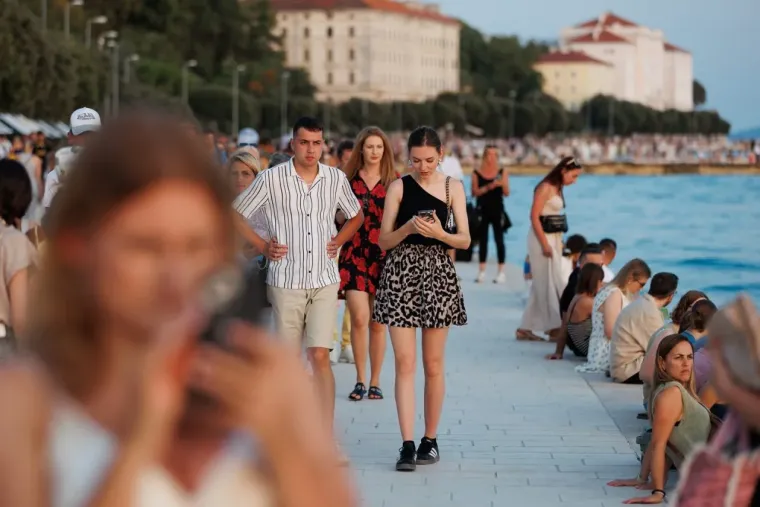 Plavu&scaron;a u mini suknji bila je definicija elegancije u Zadru: Umjesto zalaska sunca, svi gledali nju