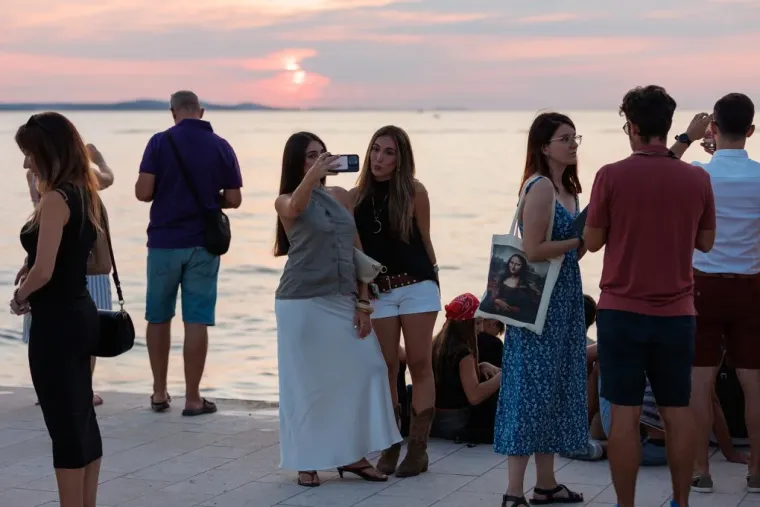 Plavu&scaron;a u mini suknji bila je definicija elegancije u Zadru: Umjesto zalaska sunca, svi gledali nju