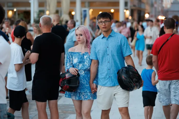 Plavu&scaron;a u mini suknji bila je definicija elegancije u Zadru: Umjesto zalaska sunca, svi gledali nju