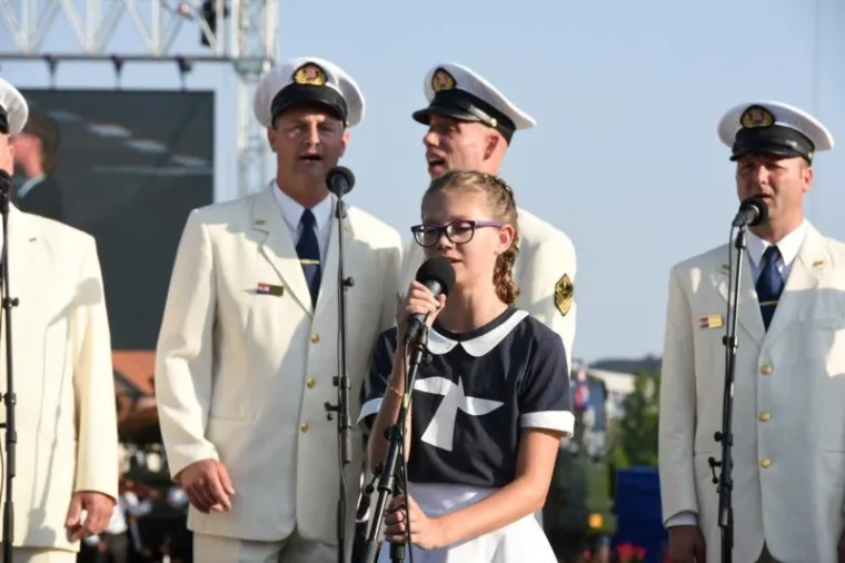Kao slatkica pjevala na mimohodu, postala crnka s tetovažama: Sve promjene Mie Negovetić
