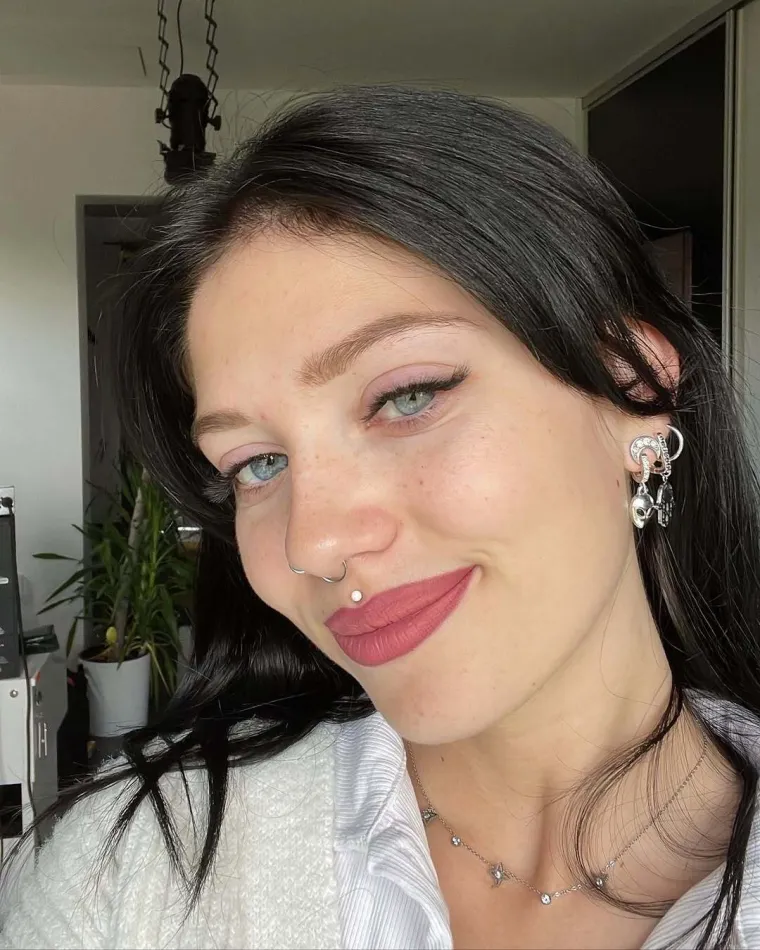 Kao slatkica pjevala na mimohodu, postala crnka s tetovažama: Sve promjene Mie Negovetić