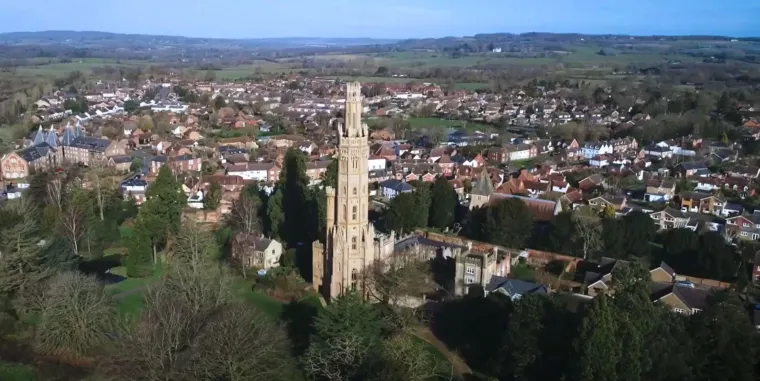 Biste li živjeli u najvišoj gotičkoj kuli na svijetu? Ambijent će vas očarati, a evo koliko vrijedi