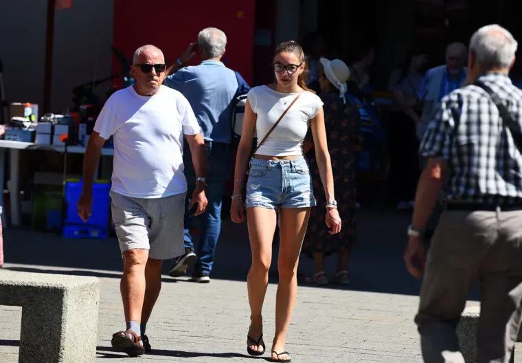 Plavuša u kratkoj bijeloj haljini šetala gradom: Osunčala vretenaste noge