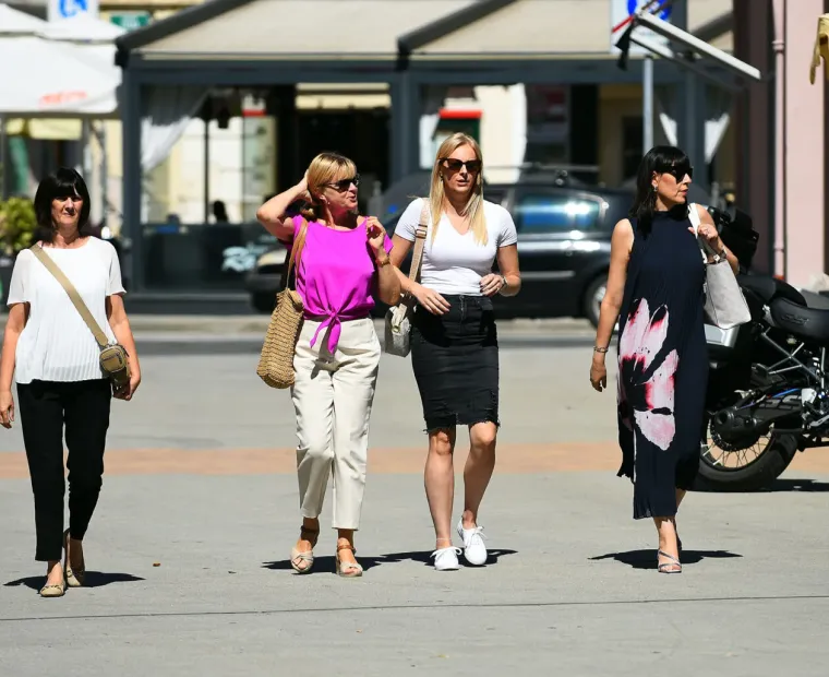 Plavuša u kratkoj bijeloj haljini šetala gradom: Osunčala vretenaste noge