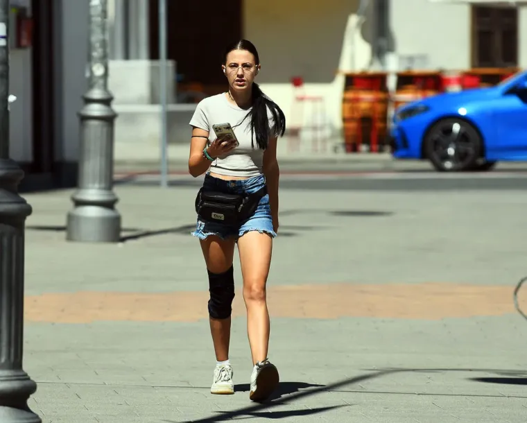 Plavuša u kratkoj bijeloj haljini šetala gradom: Osunčala vretenaste noge