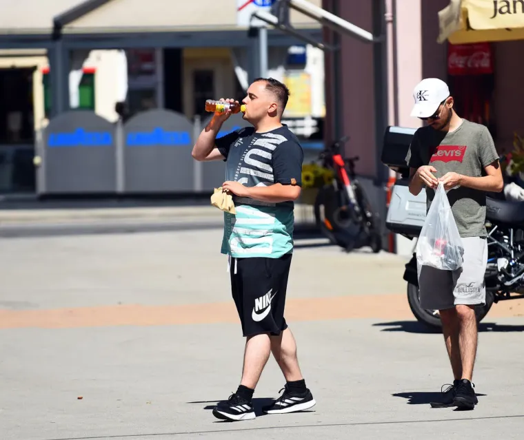 Plavu&scaron;a u kratkoj bijeloj haljini &scaron;etala gradom: Osunčala vretenaste noge