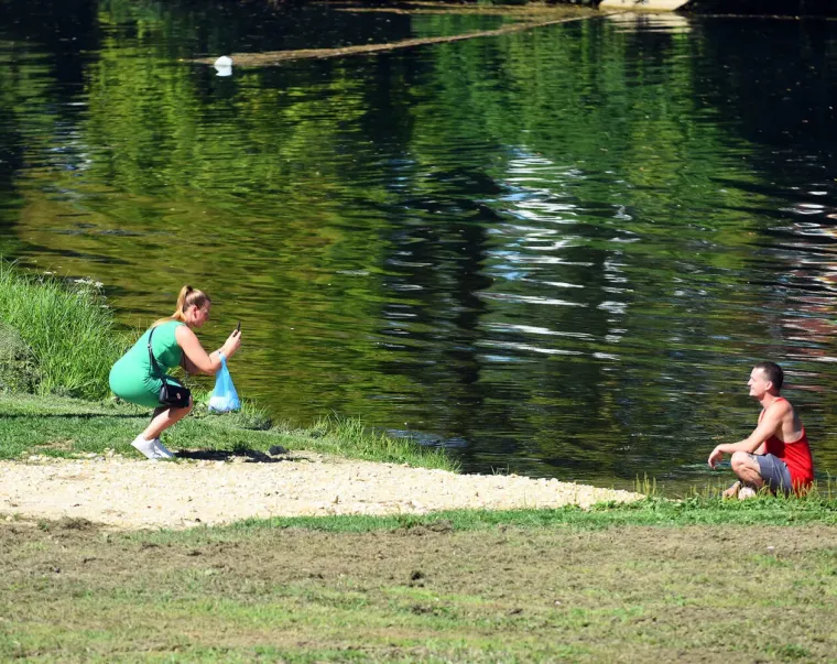 Plavu&scaron;a u kratkoj bijeloj haljini &scaron;etala gradom: Osunčala vretenaste noge