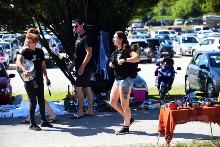 Plavu&scaron;a u kratkoj bijeloj haljini &scaron;etala gradom: Osunčala vretenaste noge