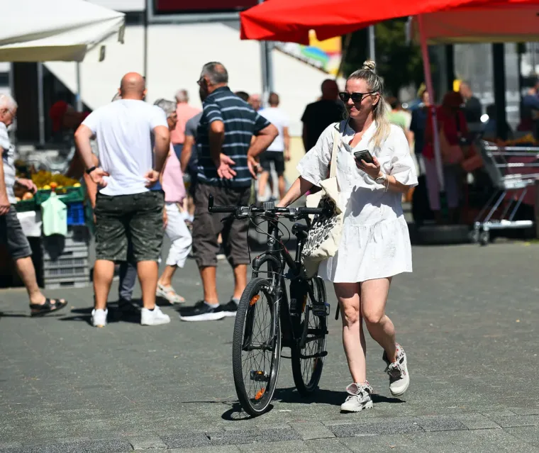 Plavuša u kratkoj bijeloj haljini šetala gradom: Osunčala vretenaste noge